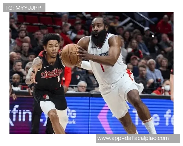 哈登半场表现低迷仅得1分却送出10次助攻展现团队精神 哈登半场表现低迷仅得1分却送出10次助攻展现团队精神