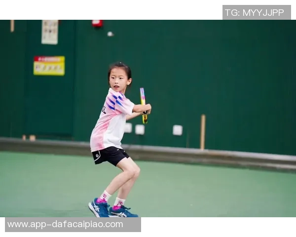 王大雷分享女儿网球训练经历:坚持不懈展现出韧劲与潜力 王大雷分享女儿网球训练经历:坚持不懈展现出韧劲与潜力