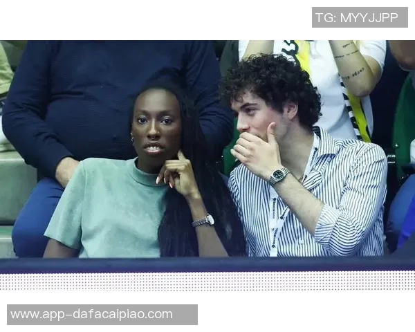 男友圣诞后频频现身魔术主场引发热议粉丝纷纷猜测背后故事